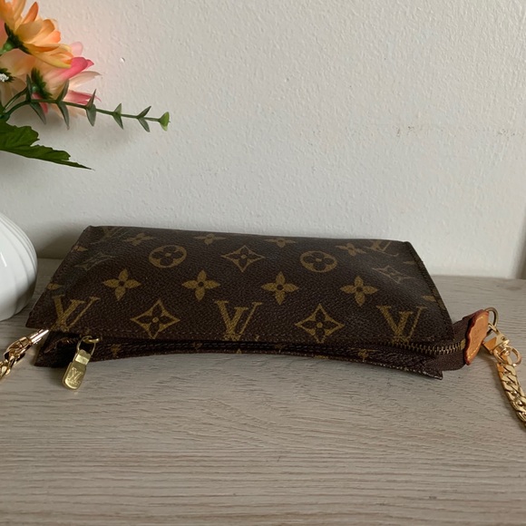 Auth Louis Vuitton cosmetic crossbody ❤️ - Picture 4 of 11